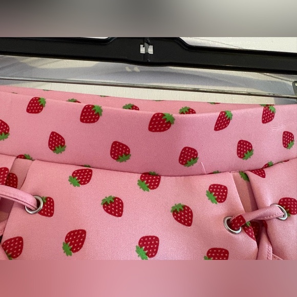 Hot Topic Pink Strawberry Pattern Laced In Bows Mini Pleated Skirt Size US L - Picture 6 of 8